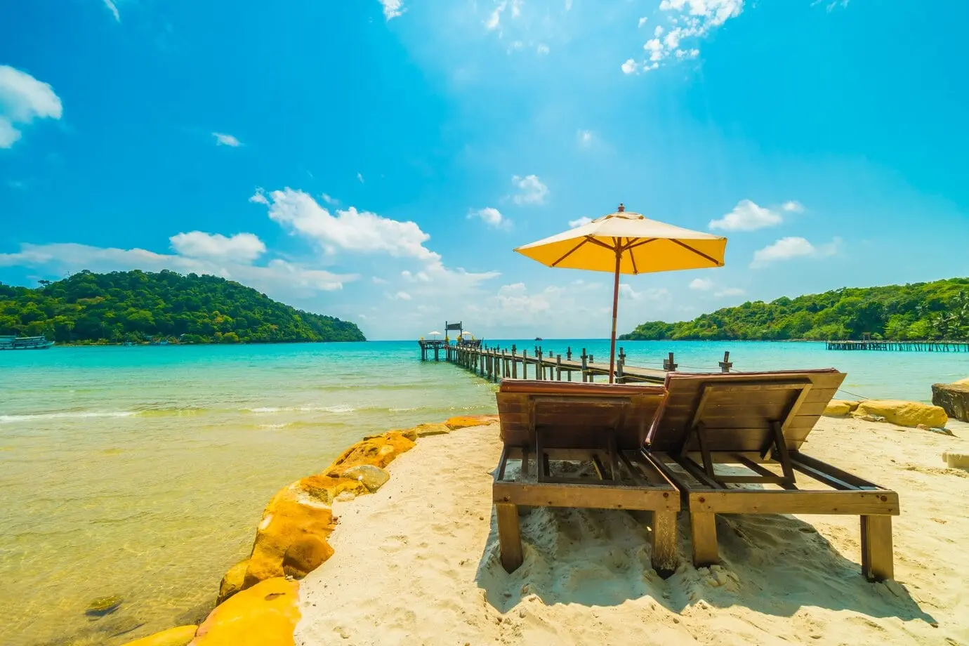 Chaises longues sous parasol