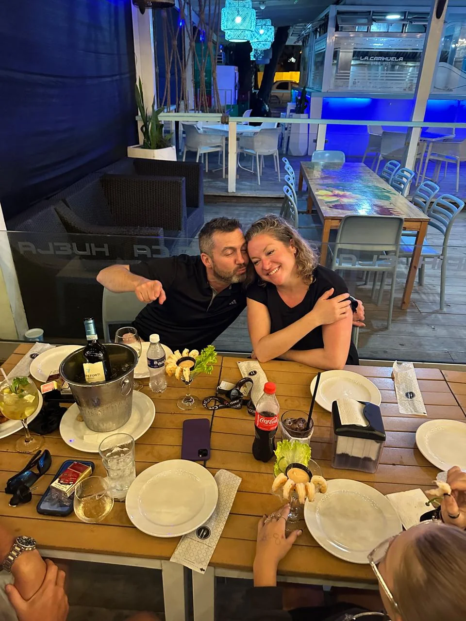 Couple au restaurant en soirée